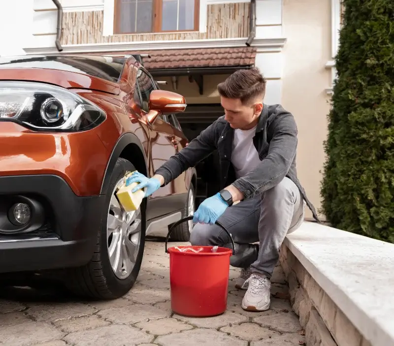 Lavage auto à domicile Saint-Romain-sur-Cher : professionnel intervenant sur un véhicule